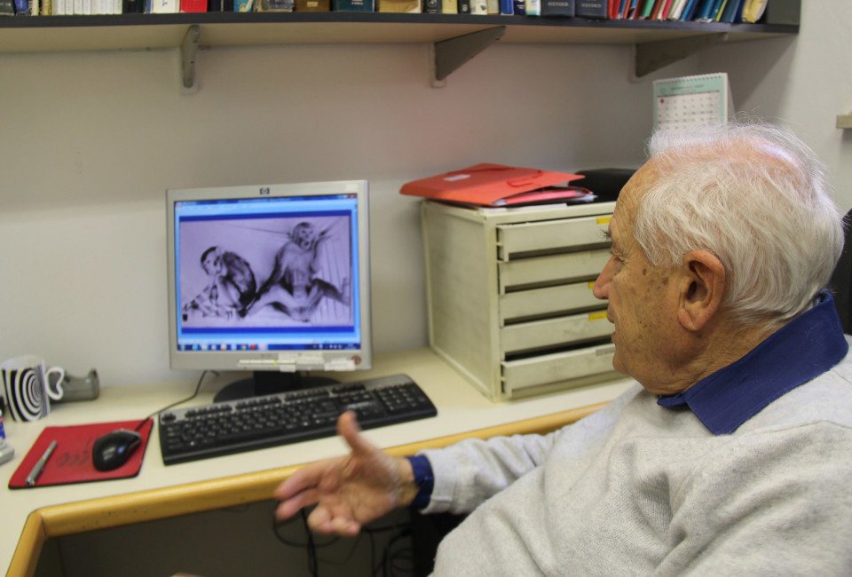 VOCATIV/ASSAF UNIProfessor Raphael Mechoulam shows a photo of rhesus monkeys from his early research. The one on the right did not receive THC.